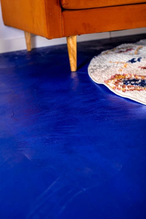 sol base en béton recouverte de la peinture Halosol teinte RAL 5002 Bleu outremer tapis canapé