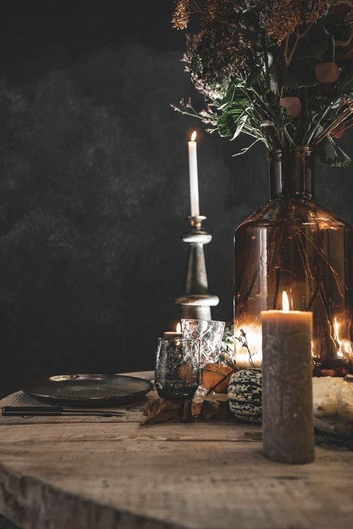 bougie décorations couverts assiette table mur enduit noir 