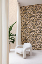 Papier peint floral Maya L'exotique dans votre salon | Mise en situation